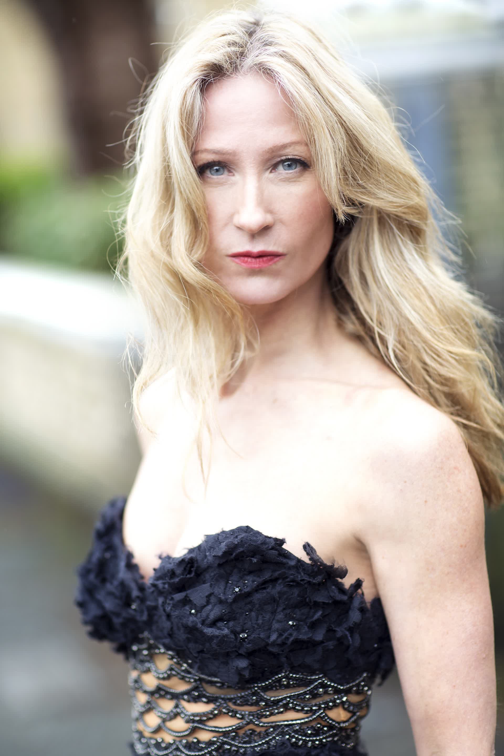 Angela Dixon