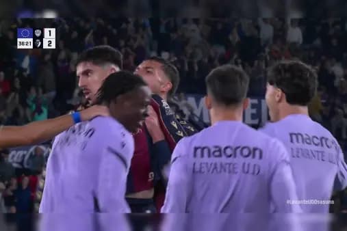 [Goal] Romantic heroism! Garcia's lob shot heads straight for the top corner of the goal
