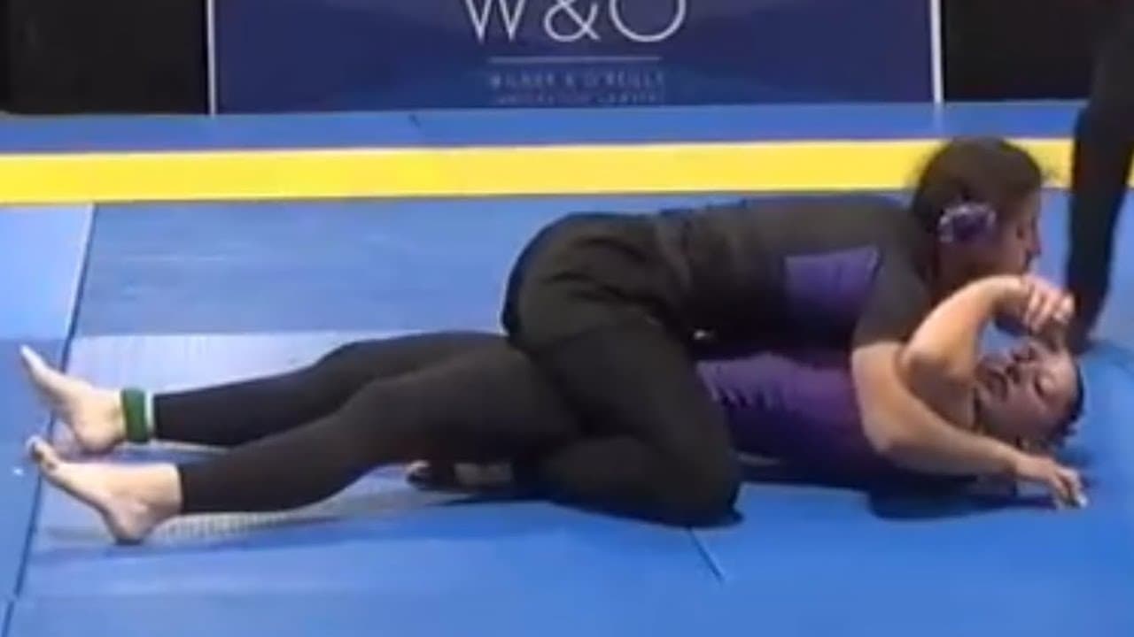 Aaremey Cathey can no longer escape her opponent‘s full mount