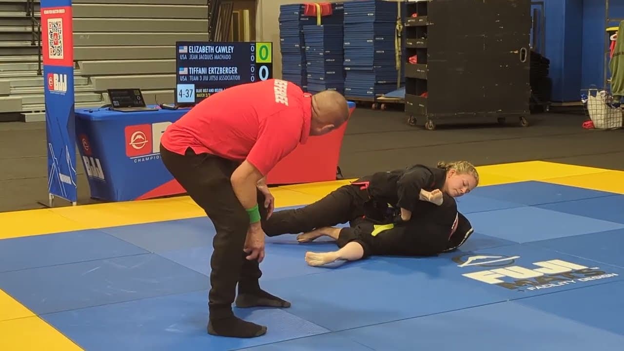 Female BJJ Match Blue VS White Belt Finish In Final Seconds