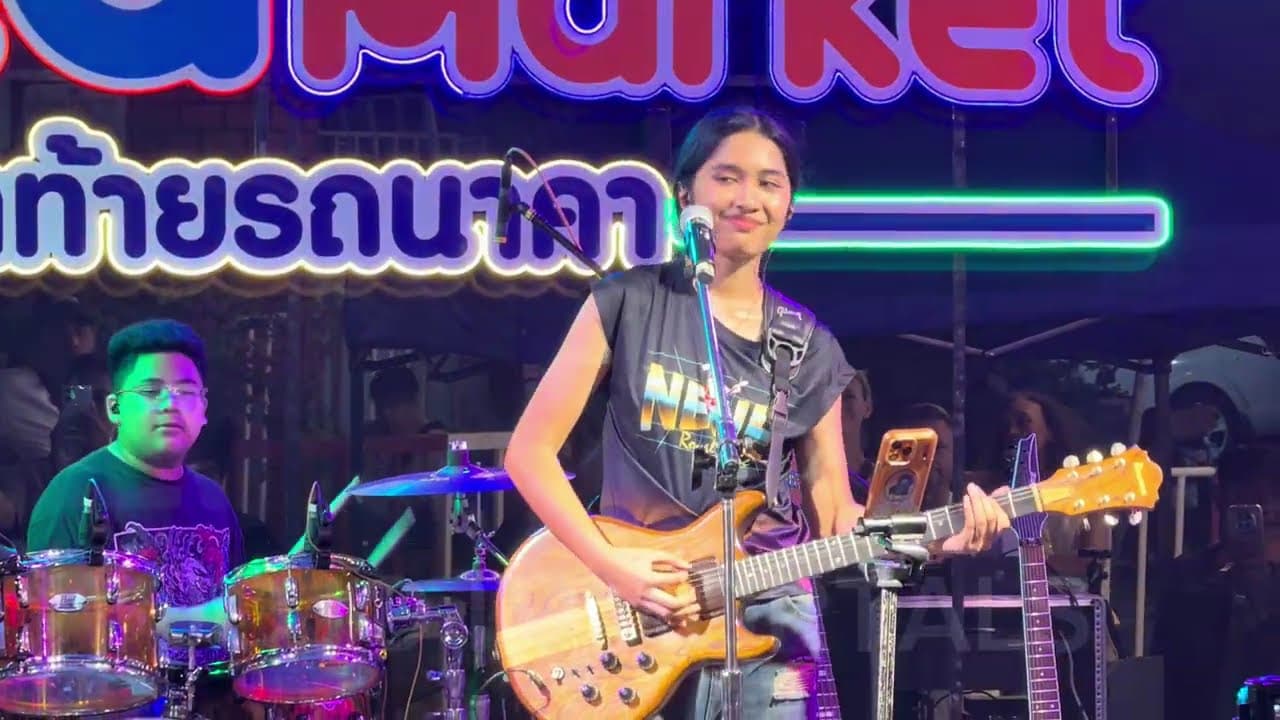 Nene Royal โชว์ร้องเพลงZombie ที่ภูเก็ต ทำตลาดท้ายรถนาคาแตก ผู้ชมมาดูเยอะมาก