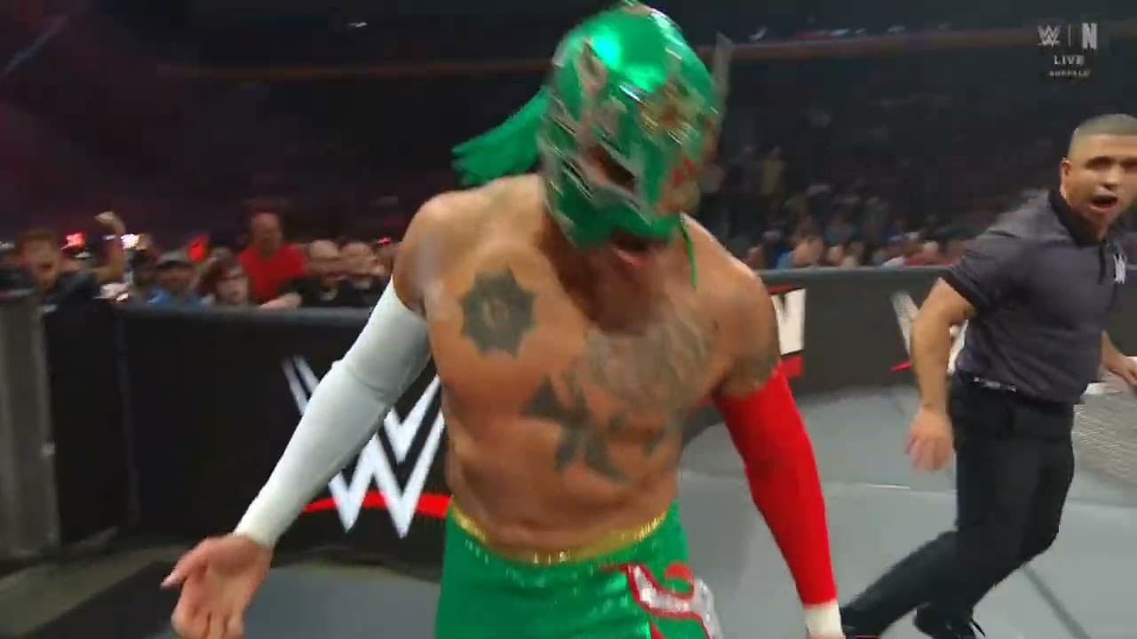 WWE RAW REY FENIX VS EL FISCAL 08/17/26